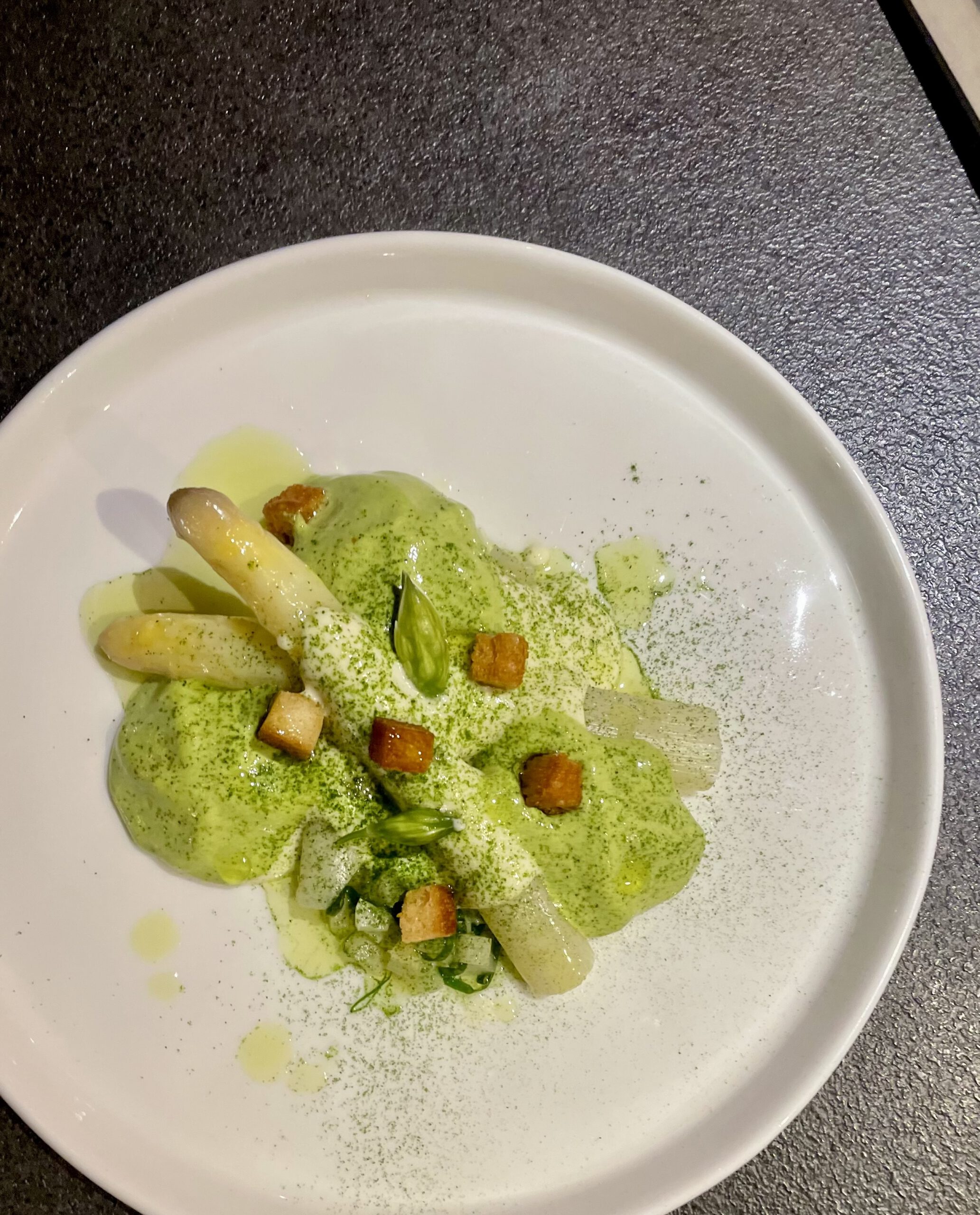 Asperge blanche du Valais - sauce crémeuse au sbrinz - siphon ail des ours - lamelles de lard valaisan - bouton d’ail des ours en pickels - petits croutons