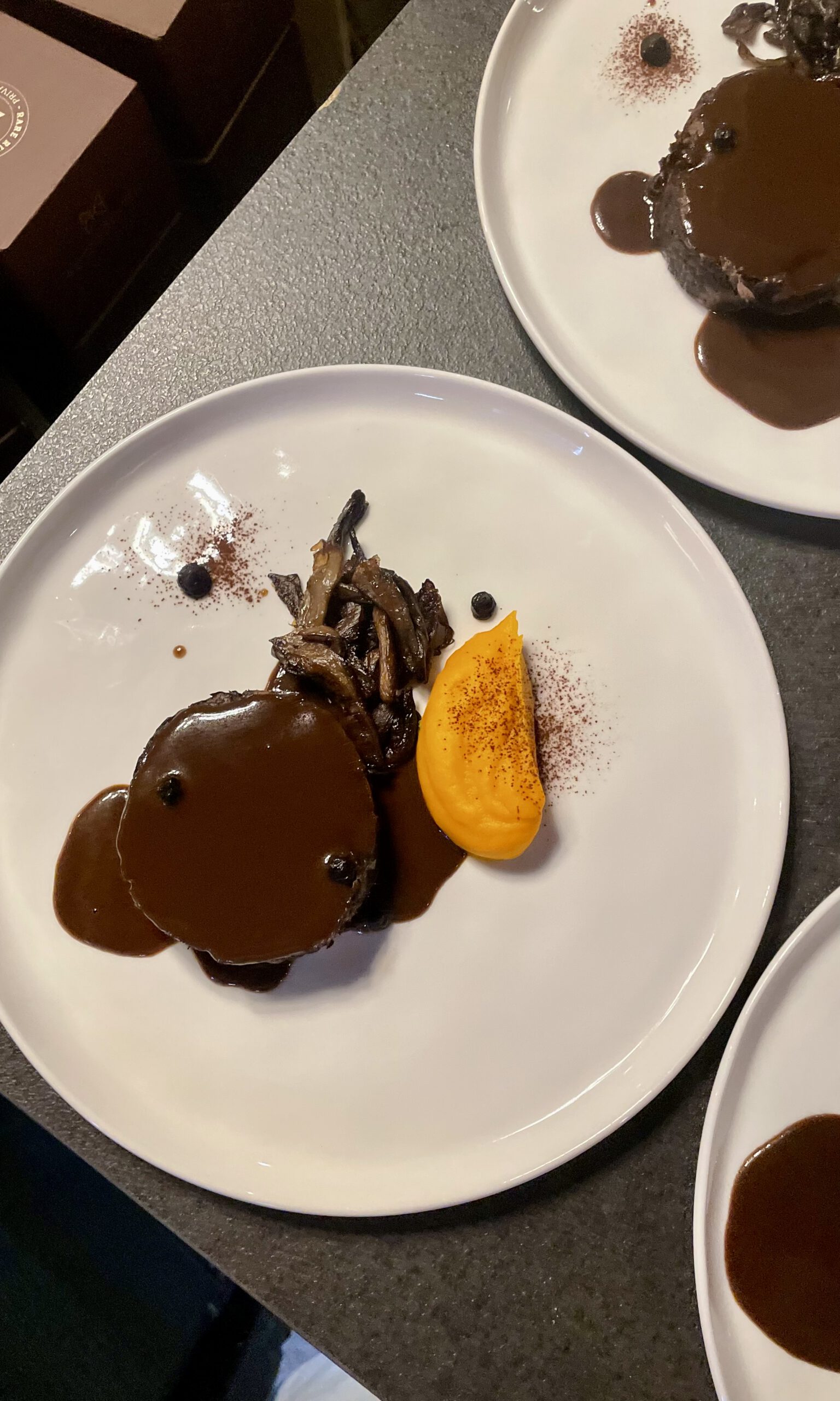 Paleron de bœuf braisé - pleurotes poêlées - purée de patates douces au beurre noisette - condiment ail noir - sauce gourmande relevée, café et chocolat «inspiration mole»