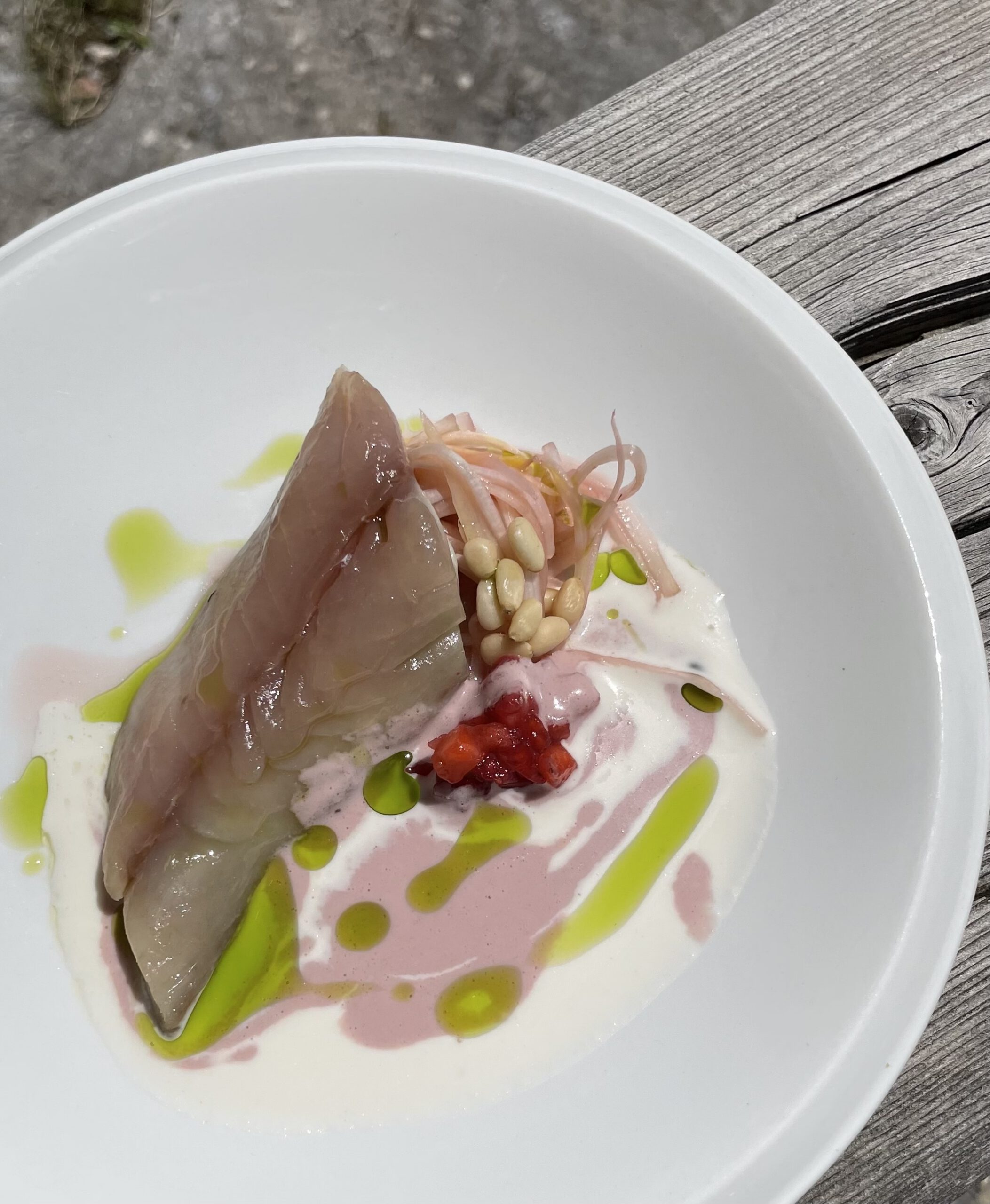 Maquereau cuit à l’unilatérale – saladine d’asperge blanche et fraises – duo de sauce lait d’amande et pignons et sauce aux fraises – huile de feuille de figuiers