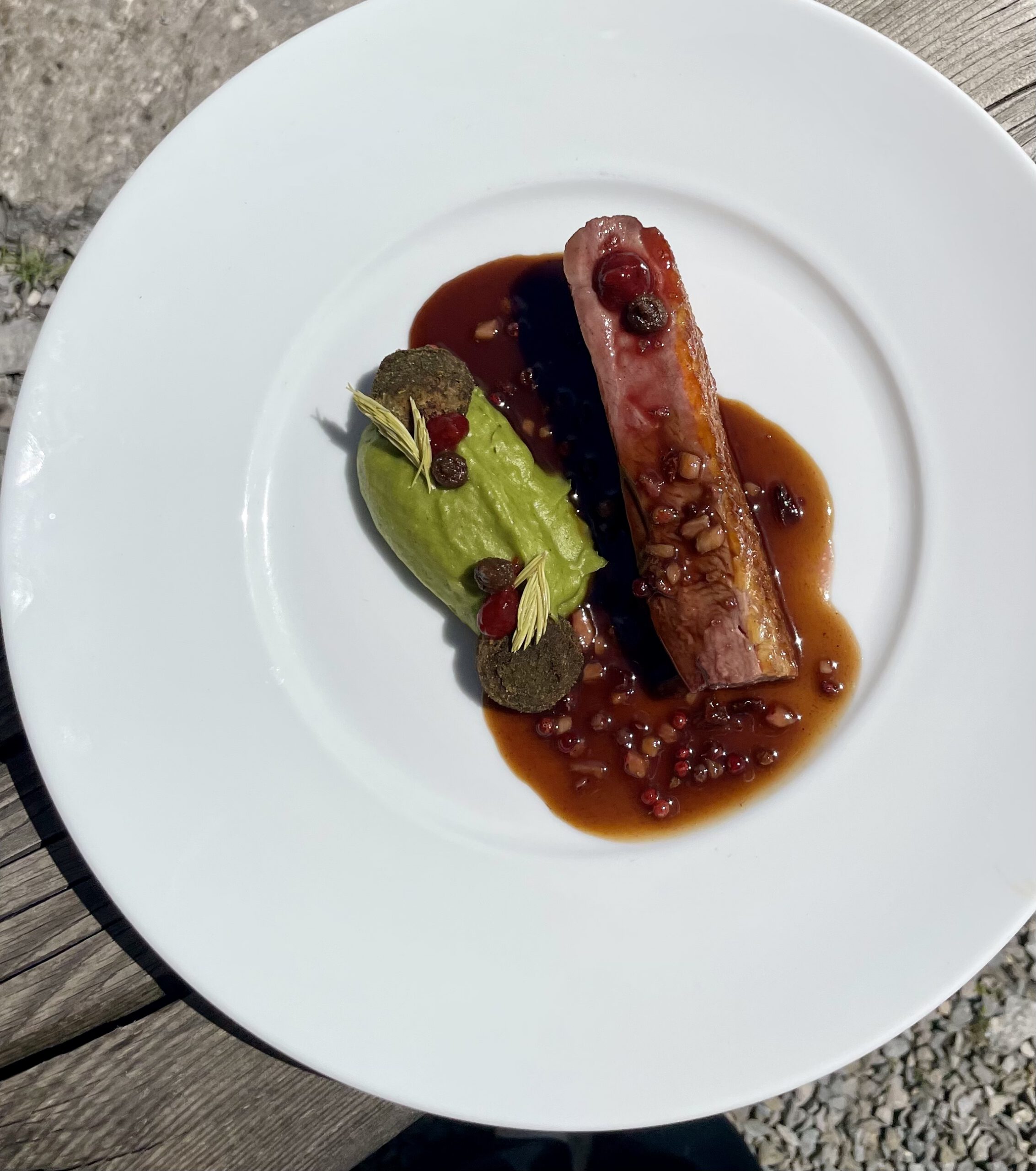 Magret de canard rosé – mousseline de pommes de terre à l’ail des ours – chutney de
fraises – jus de canard fraises et baies roses - cromesquis de cuisse de canard