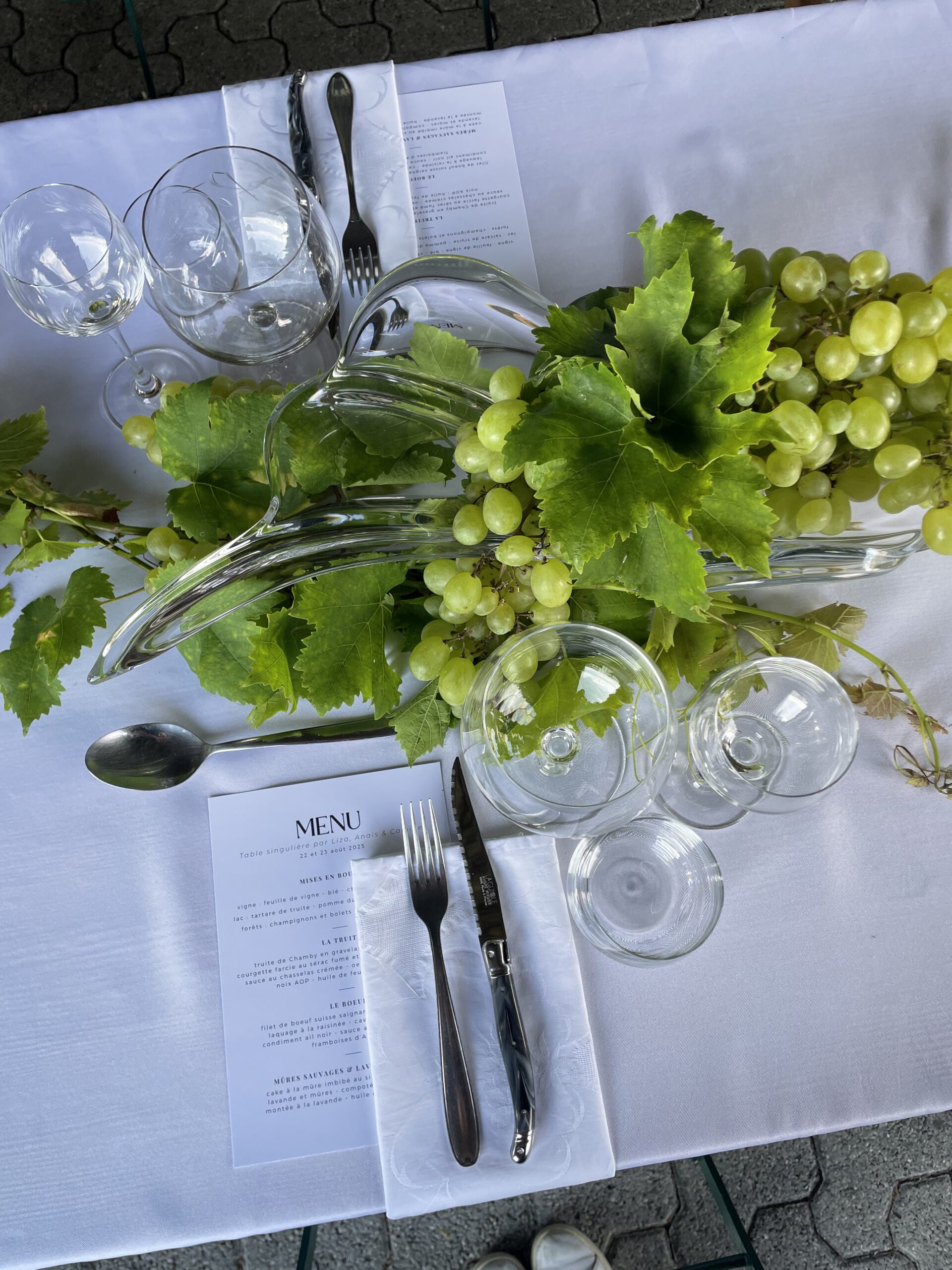 Décoration de notre table éphémère réalisée avec des rameaux et grappes de vignes, ainsi que de la vaisselle entièrement chinée par Anaïs.