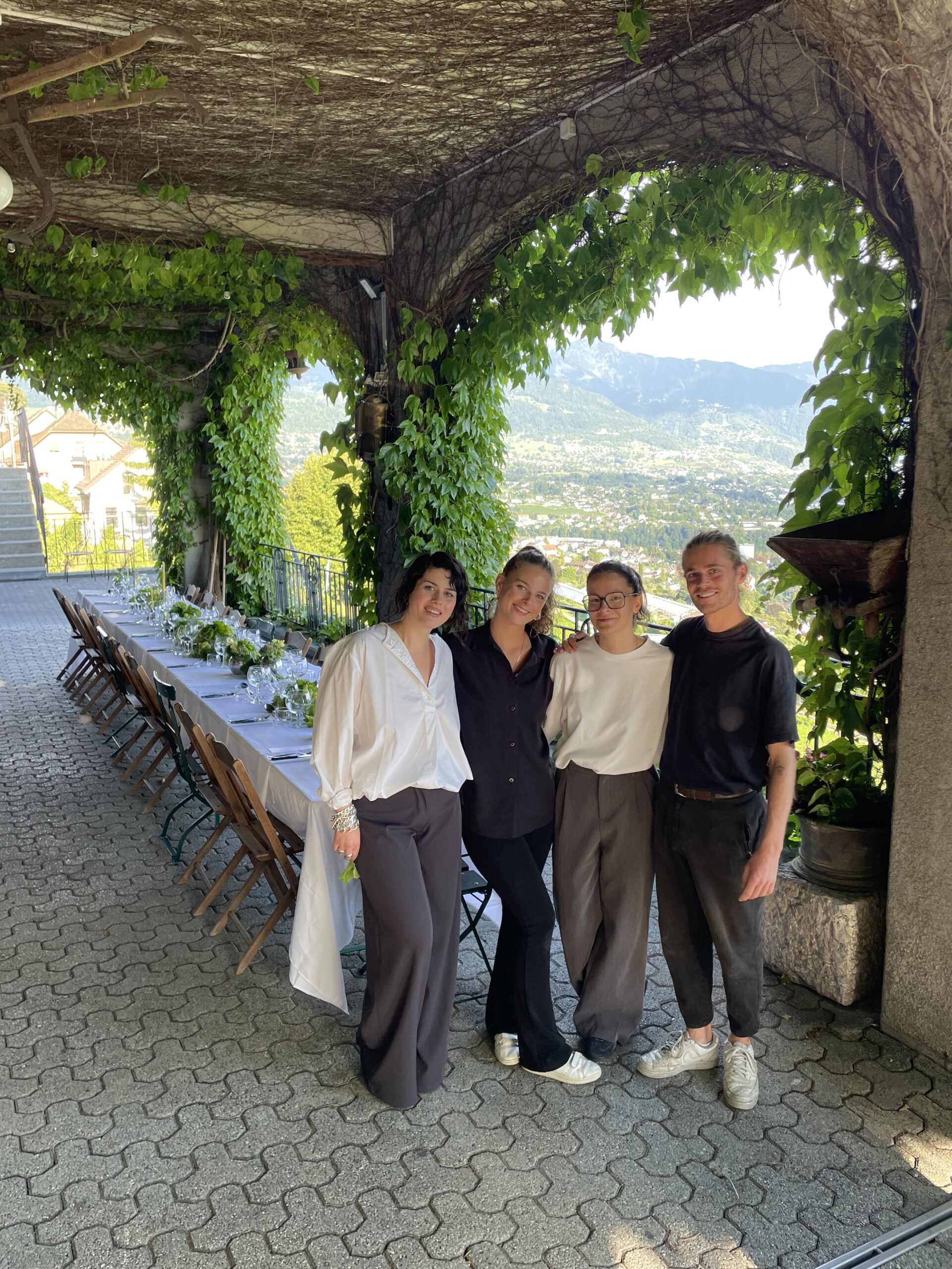 La magnifique équipe qui a réalisé notre première table éphémère: || 
•	Camille : Cheffe de Convive||
•	Anaïs : Décoratrice de la table éphémère ||
•	Liza : Maître d’hôtel de la soirée ||
•	Wolf : Aide