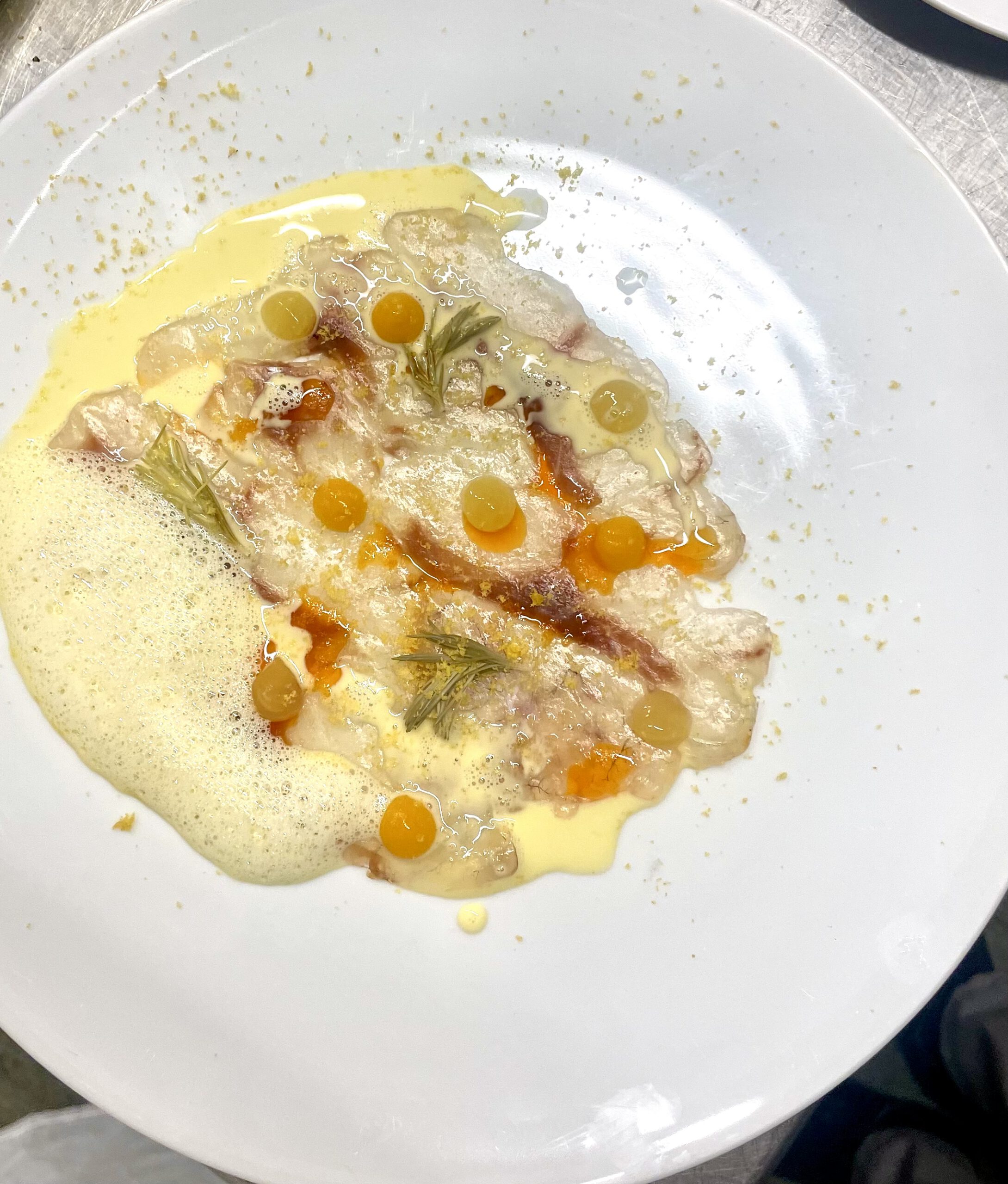 Carpaccio de bar – condiment citron & kumquat – écume de gingembre et huile d’olive – bourgeons d’épicéa lactofermenté – poutargue