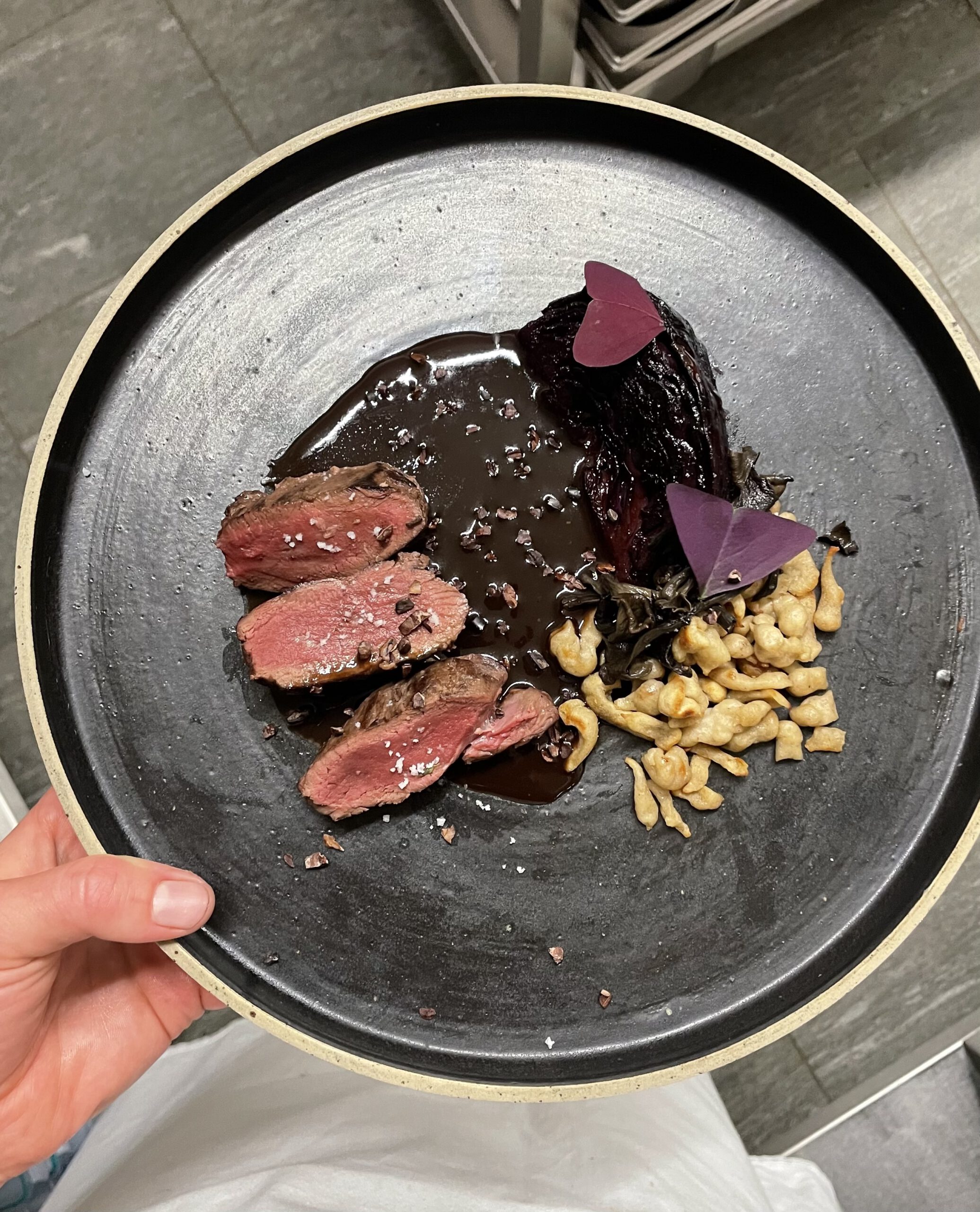 Filet de chevreuil – chou rouge confit à la cannelle – spätzli au sarrasin – sauce vin rouge
et chocolat noir – grué de cacao