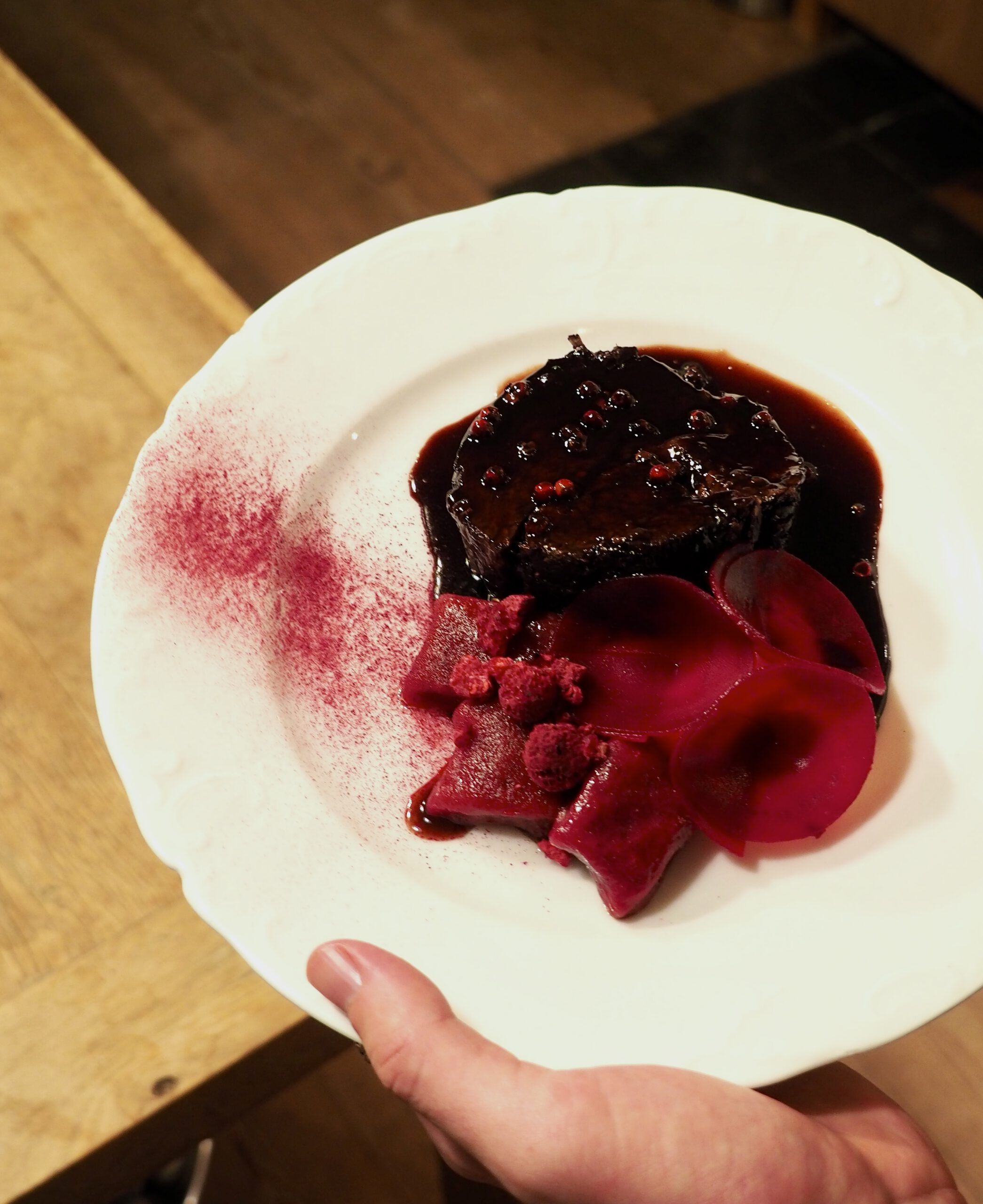 Paleron de boeuf fondant – gnocchis de betteraves – pétales de betterave confites au jus
d’orange – mousseline de pommes de terre – sauce vin rouge, framboises et baies roses,
éclat de framboises