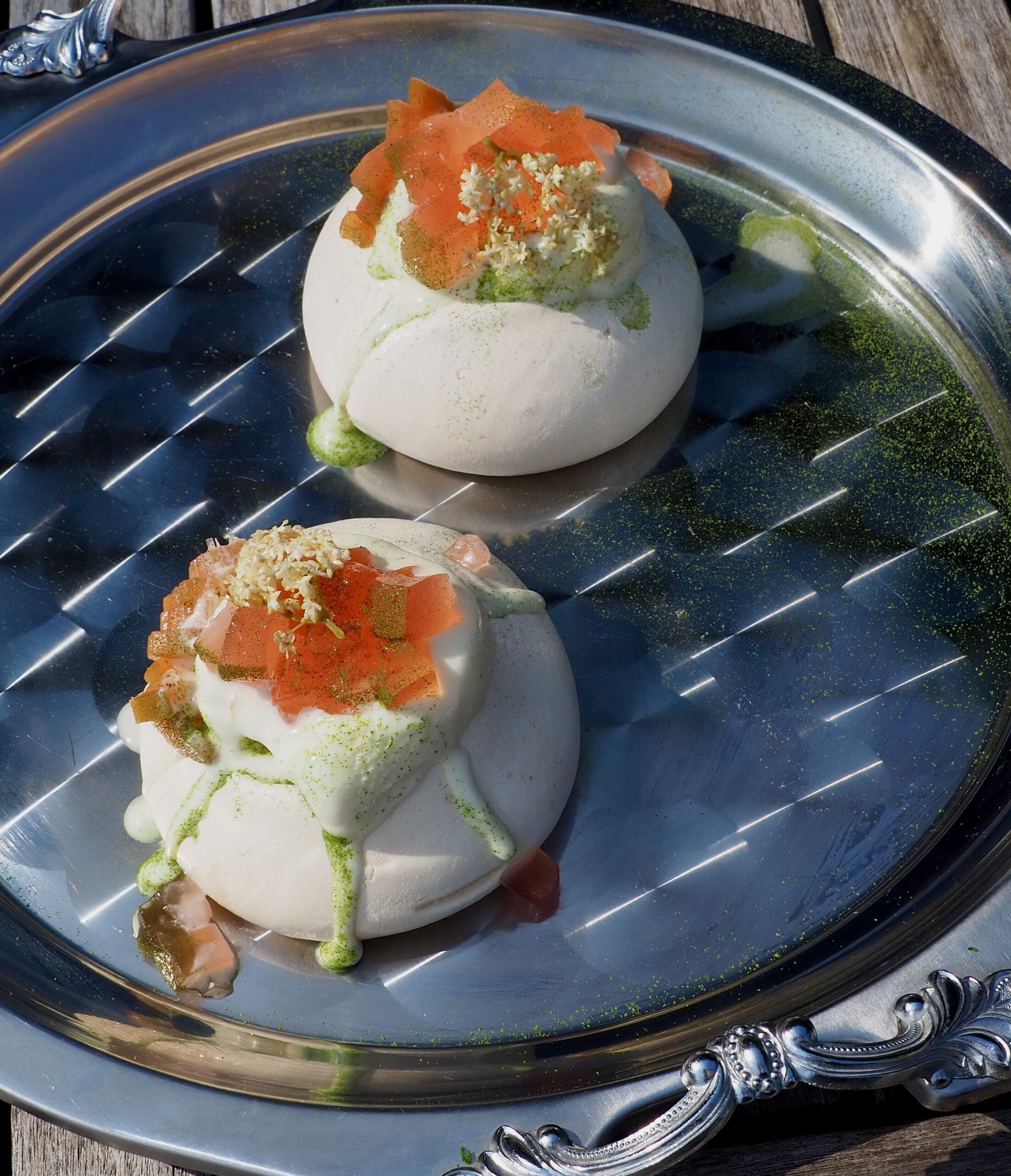 Pavlova maison – crème fleurs de sureau – gelée de rhubarbe