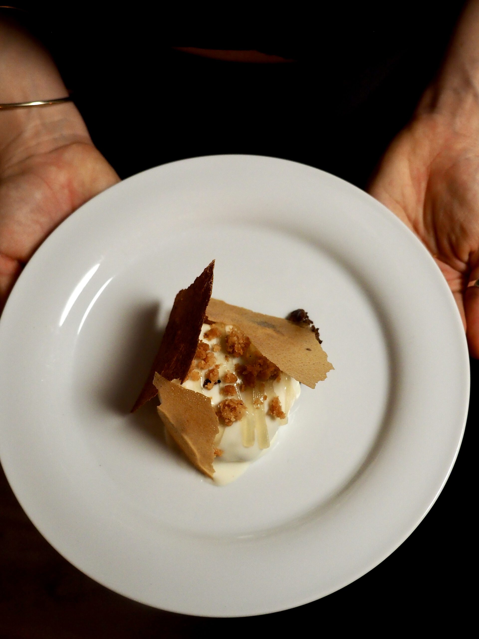 Mousse au chocolat noir et café – crème coco et feuille de citronnier – gel yuzu –
crumble au épices massala – tuile craquante