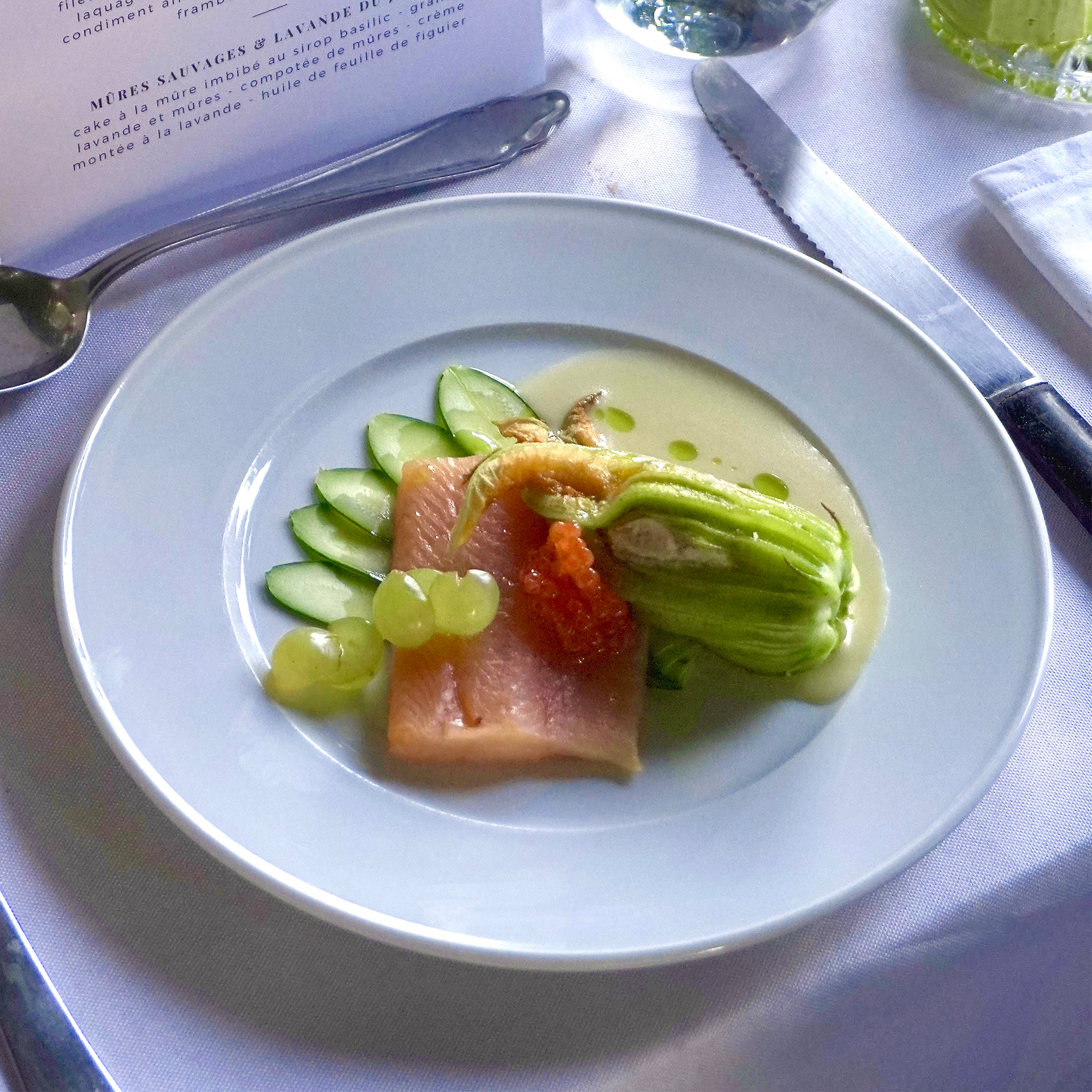 Filet de truite mi-cuite ||
fleur de courgette farcie au sérac fumé et noix ||
lamelle de courgettes d’Attalens ||
raisin frais -
œufs de truite sauce au chasselas